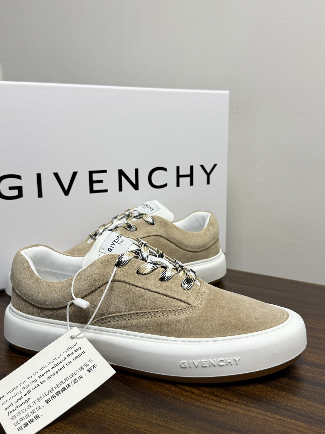 Givenchy 麂皮板鞋​​，鞋面是 ​​全麂皮​​材质，质感柔软有绒毛感，白色橡胶厚底侧面压印 GIVENCHY 字