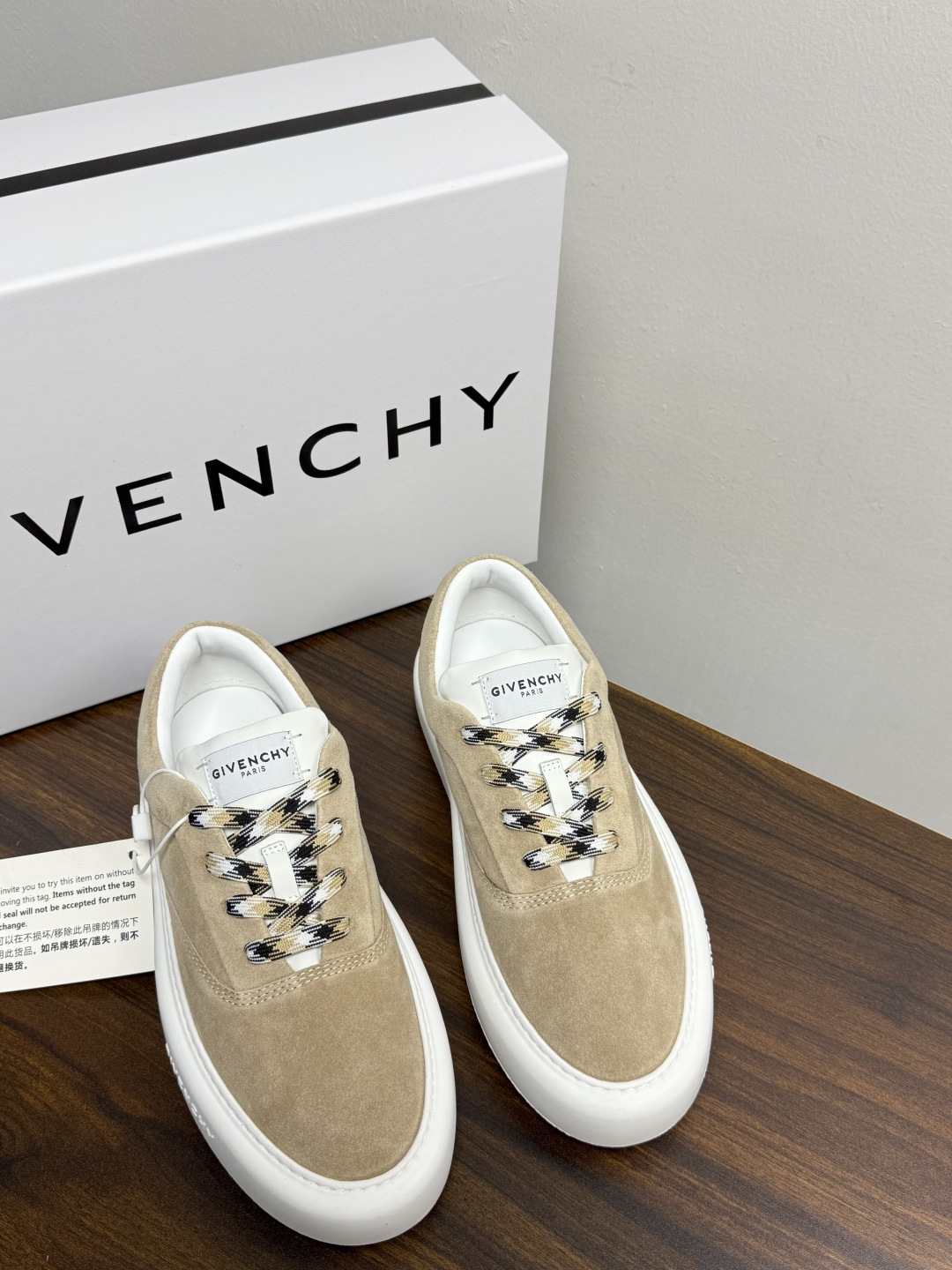 Givenchy 麂皮板鞋​​，鞋面是 ​​全麂皮​​材质，质感柔软有绒毛感，白色橡胶厚底侧面压印 GIVENCHY 字