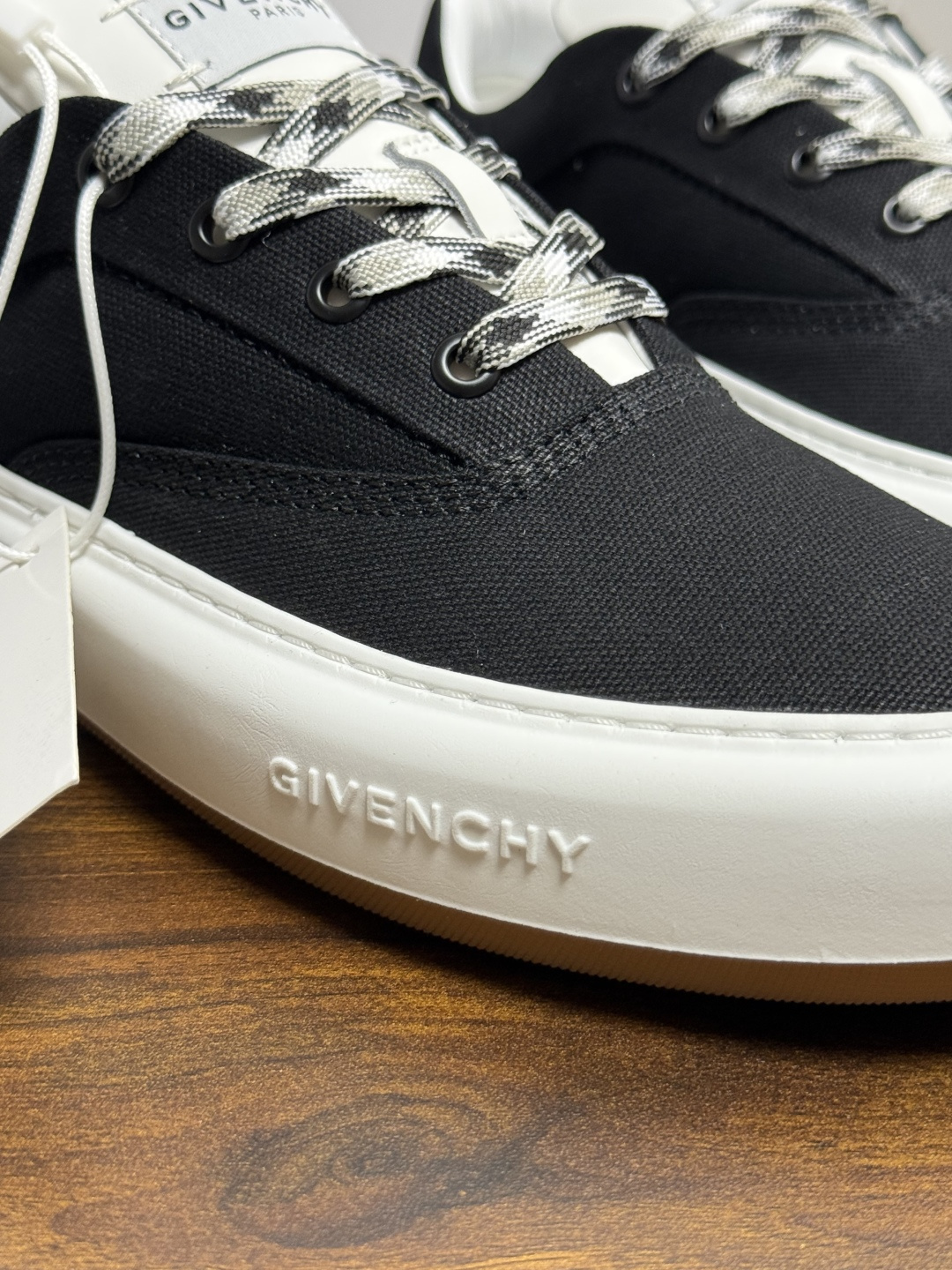 Givenchy New City 帆布板鞋,撞色格纹鞋带——黄黑、棕白、红白等格纹编织款是这双鞋的标志设计, Givenchy New City 帆布板鞋,撞色格纹鞋带——黄黑、棕白、红白等格纹编织款是这双鞋的标志设计,