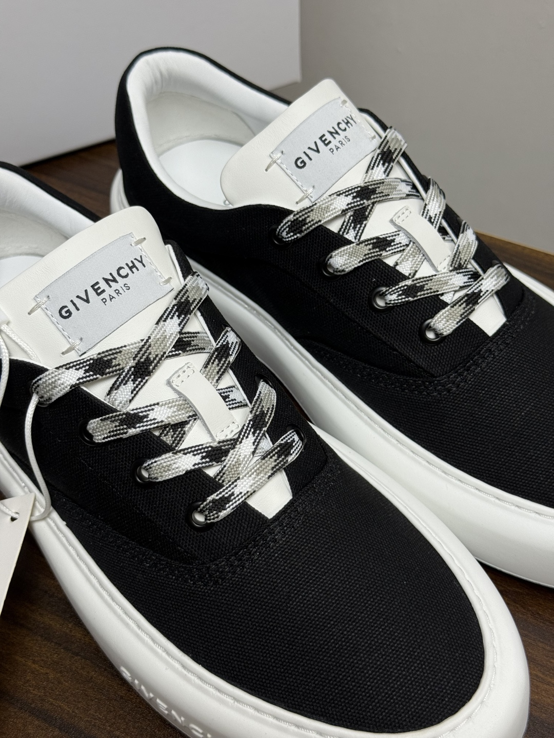 Givenchy New City 帆布板鞋,撞色格纹鞋带——黄黑、棕白、红白等格纹编织款是这双鞋的标志设计, Givenchy New City 帆布板鞋,撞色格纹鞋带——黄黑、棕白、红白等格纹编织款是这双鞋的标志设计,