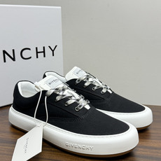 Givenchy New City 帆布板鞋,撞色格纹鞋带——黄黑、棕白、红白等格纹编织款是这双鞋的标志设计, Givenchy New City 帆布板鞋,撞色格纹鞋带——黄黑、棕白、红白等格纹编织款是这双鞋的标志设计,