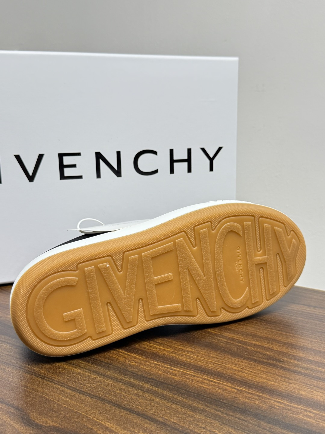 Givenchy New City 帆布板鞋,撞色格纹鞋带——黄黑、棕白、红白等格纹编织款是这双鞋的标志设计, Givenchy New City 帆布板鞋,撞色格纹鞋带——黄黑、棕白、红白等格纹编织款是这双鞋的标志设计,