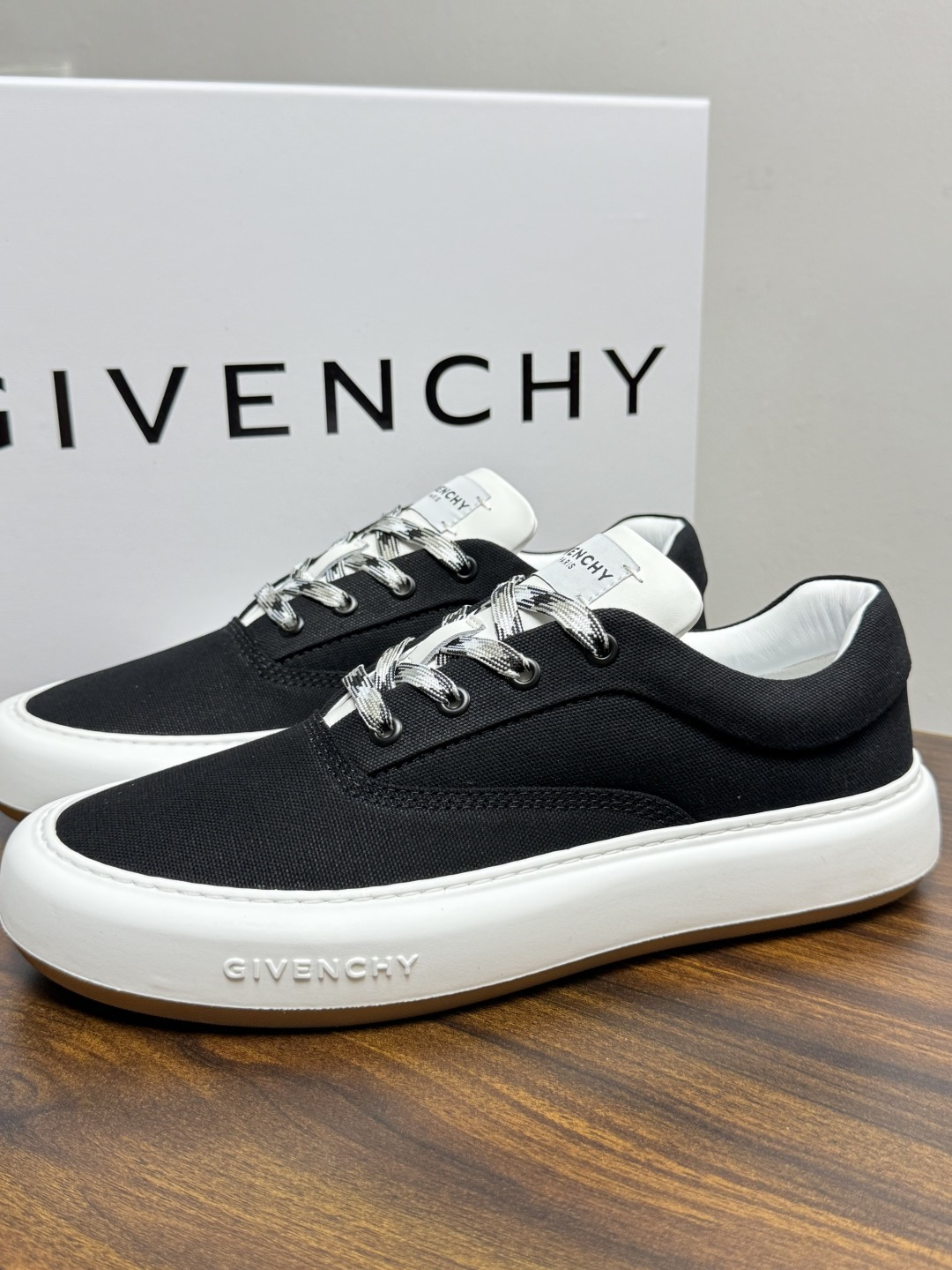 Givenchy New City 帆布板鞋,撞色格纹鞋带——黄黑、棕白、红白等格纹编织款是这双鞋的标志设计, Givenchy New City 帆布板鞋,撞色格纹鞋带——黄黑、棕白、红白等格纹编织款是这双鞋的标志设计,