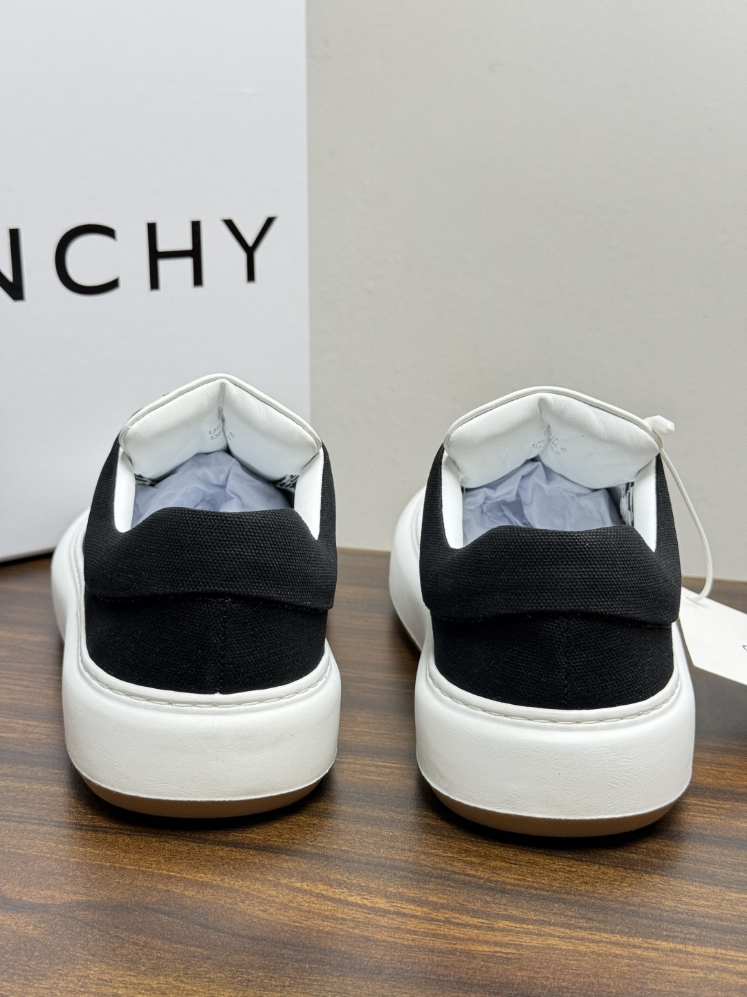 Givenchy New City 帆布板鞋,撞色格纹鞋带——黄黑、棕白、红白等格纹编织款是这双鞋的标志设计, Givenchy New City 帆布板鞋,撞色格纹鞋带——黄黑、棕白、红白等格纹编织款是这双鞋的标志设计,