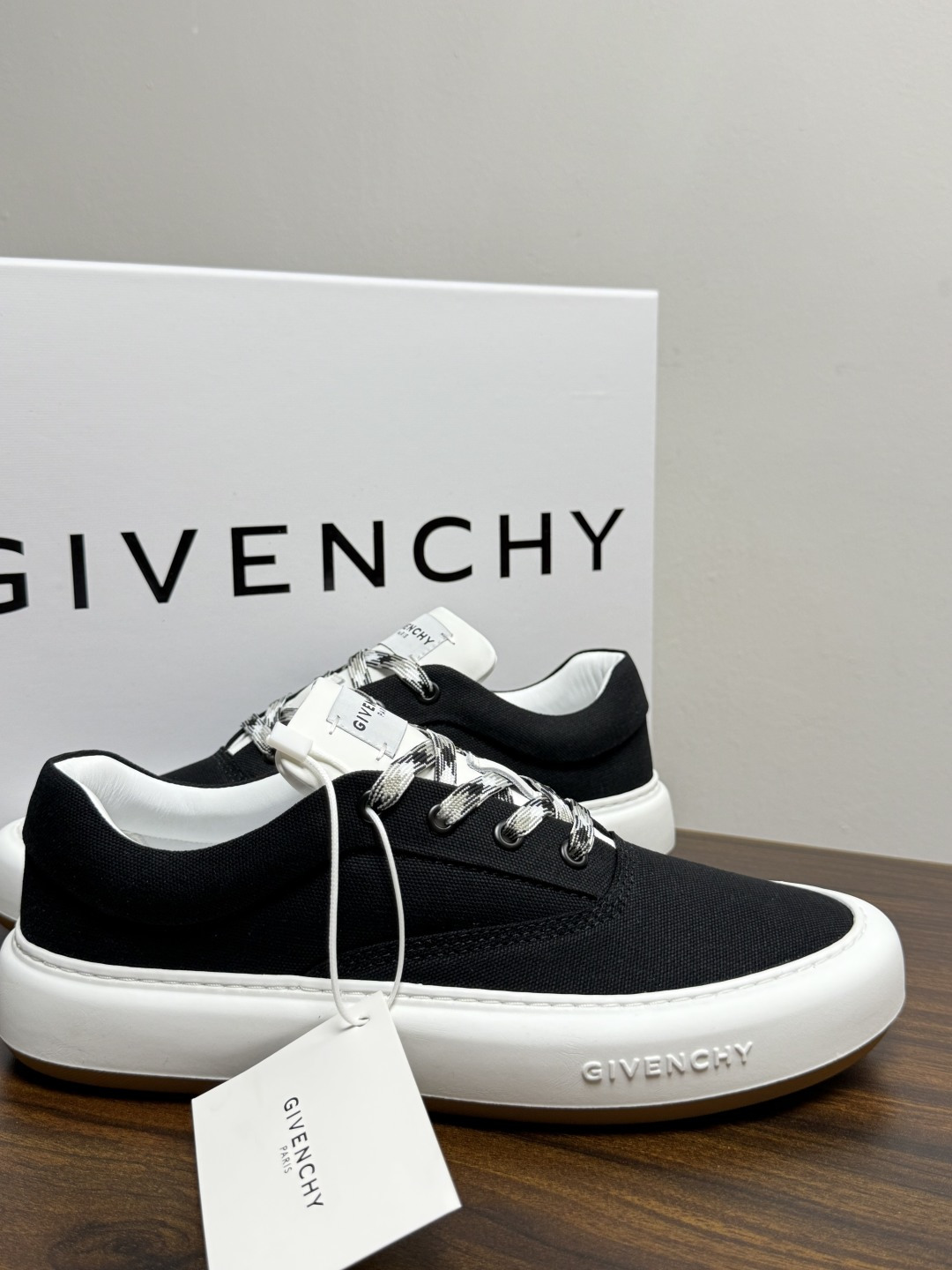 Givenchy New City 帆布板鞋,撞色格纹鞋带——黄黑、棕白、红白等格纹编织款是这双鞋的标志设计, Givenchy New City 帆布板鞋,撞色格纹鞋带——黄黑、棕白、红白等格纹编织款是这双鞋的标志设计,