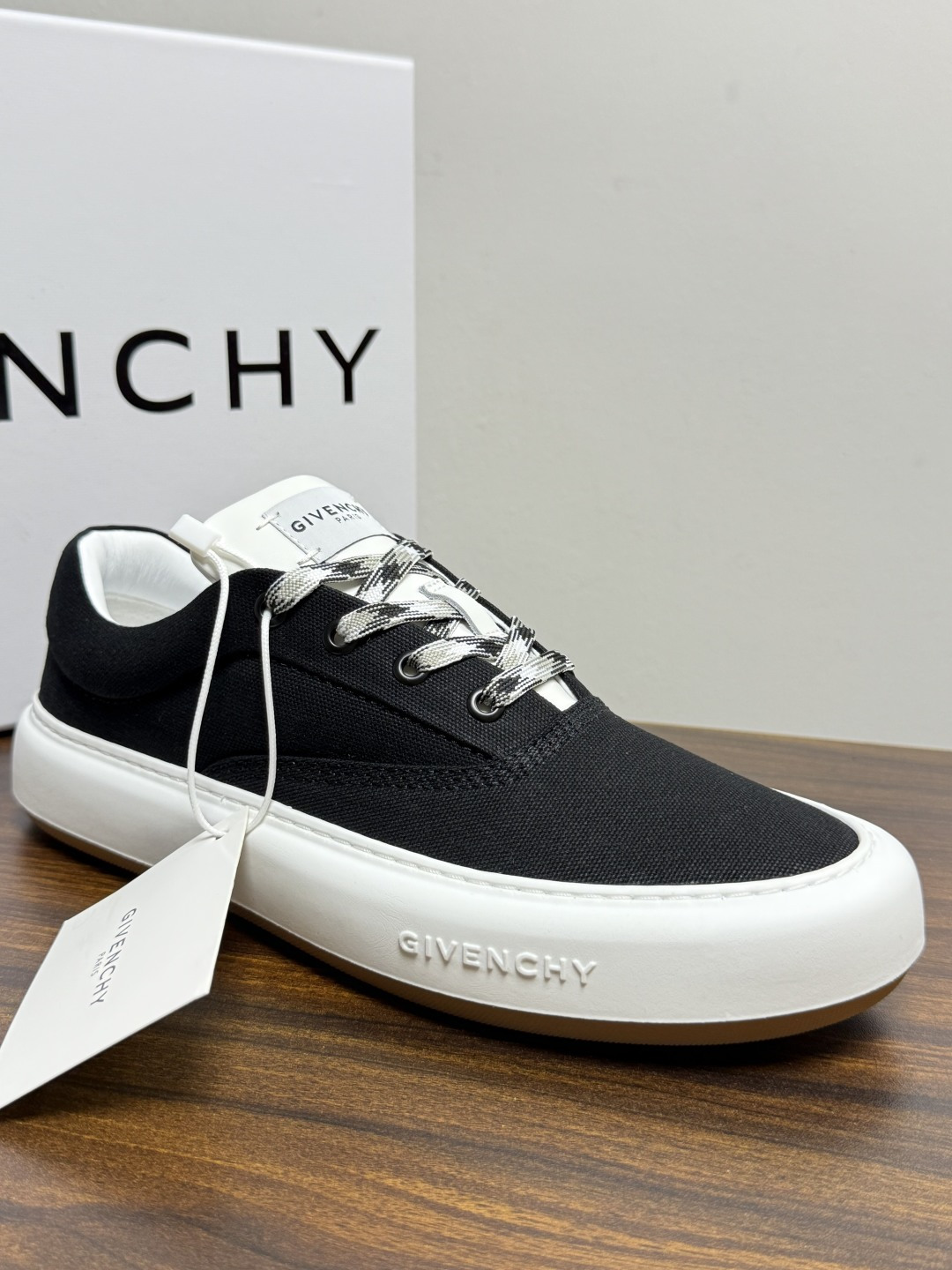 Givenchy New City 帆布板鞋,撞色格纹鞋带——黄黑、棕白、红白等格纹编织款是这双鞋的标志设计, Givenchy New City 帆布板鞋,撞色格纹鞋带——黄黑、棕白、红白等格纹编织款是这双鞋的标志设计,