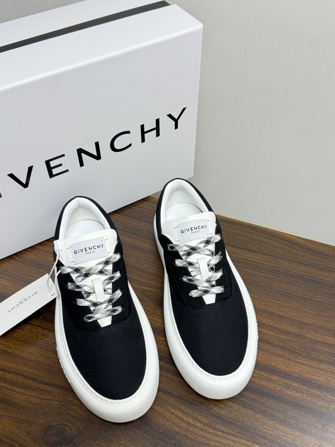 Givenchy New City 帆布板鞋,撞色格纹鞋带——黄黑、棕白、红白等格纹编织款是这双鞋的标志设计, Givenchy New City 帆布板鞋,撞色格纹鞋带——黄黑、棕白、红白等格纹编织款是这双鞋的标志设计,