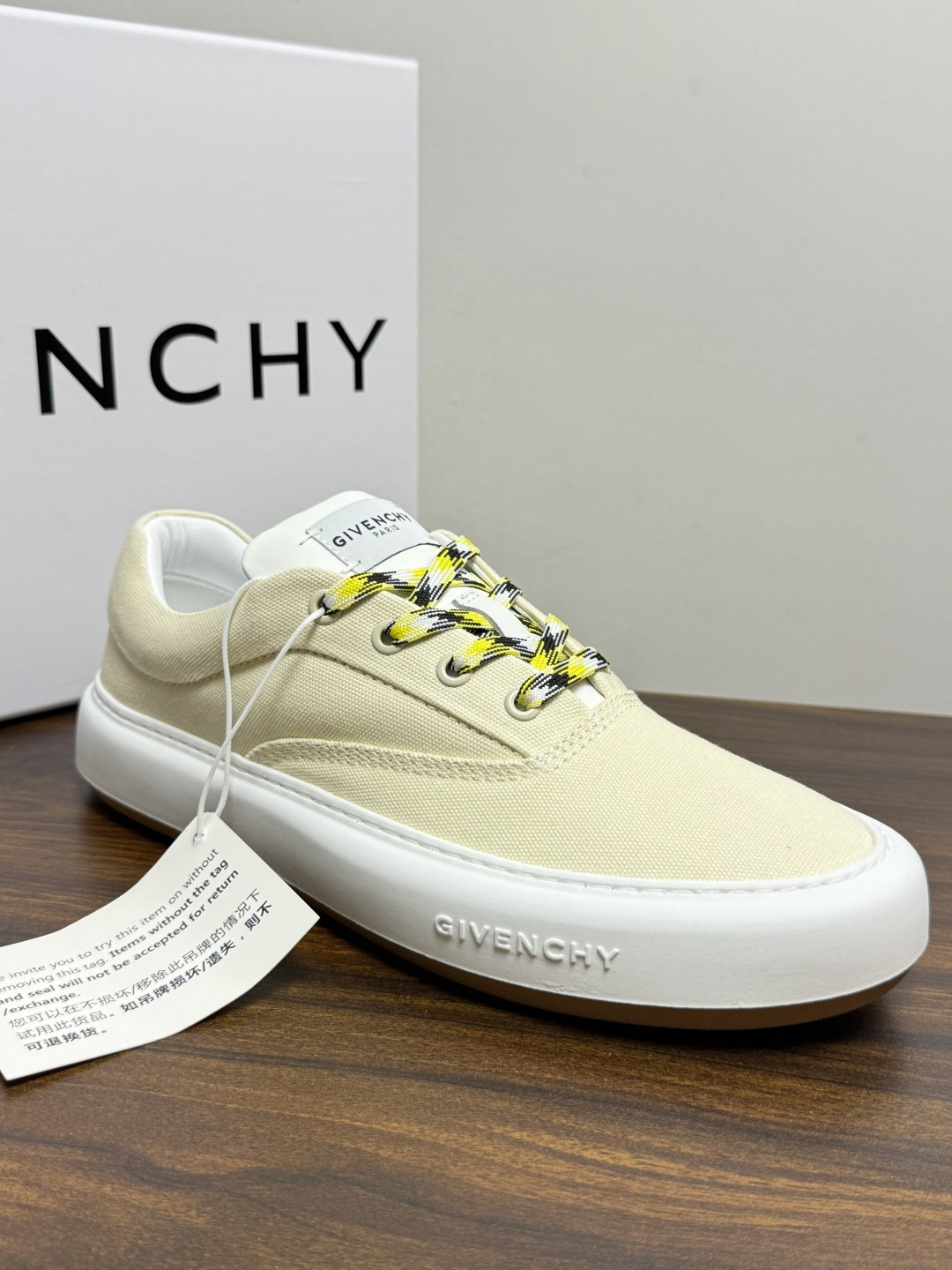 Givenchy New City 帆布板鞋,撞色格纹鞋带——黄黑、棕白、红白等格纹编织款是这双鞋的标志设计, Givenchy New City 帆布板鞋,撞色格纹鞋带——黄黑、棕白、红白等格纹编织款是这双鞋的标志设计,