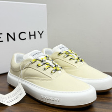 Givenchy New City 帆布板鞋,撞色格纹鞋带——黄黑、棕白、红白等格纹编织款是这双鞋的标志设计, Givenchy New City 帆布板鞋,撞色格纹鞋带——黄黑、棕白、红白等格纹编织款是这双鞋的标志设计,
