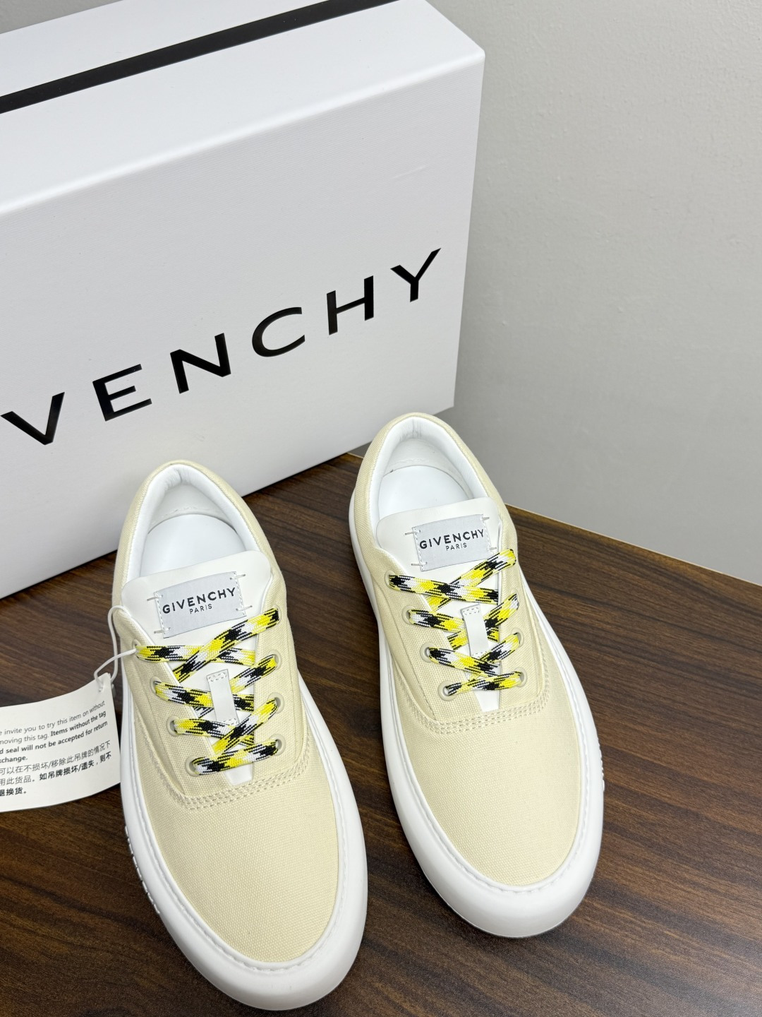 Givenchy New City 帆布板鞋,撞色格纹鞋带——黄黑、棕白、红白等格纹编织款是这双鞋的标志设计, Givenchy New City 帆布板鞋,撞色格纹鞋带——黄黑、棕白、红白等格纹编织款是这双鞋的标志设计,