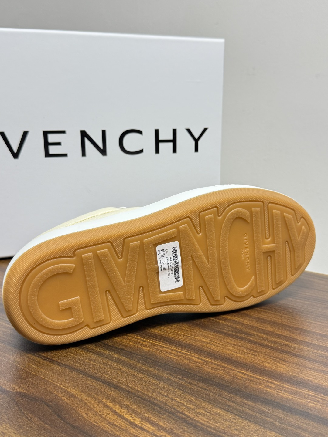 Givenchy New City 帆布板鞋,撞色格纹鞋带——黄黑、棕白、红白等格纹编织款是这双鞋的标志设计, Givenchy New City 帆布板鞋,撞色格纹鞋带——黄黑、棕白、红白等格纹编织款是这双鞋的标志设计,
