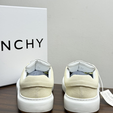 Givenchy New City 帆布板鞋,撞色格纹鞋带——黄黑、棕白、红白等格纹编织款是这双鞋的标志设计, Givenchy New City 帆布板鞋,撞色格纹鞋带——黄黑、棕白、红白等格纹编织款是这双鞋的标志设计,