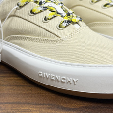Givenchy New City 帆布板鞋,撞色格纹鞋带——黄黑、棕白、红白等格纹编织款是这双鞋的标志设计, Givenchy New City 帆布板鞋,撞色格纹鞋带——黄黑、棕白、红白等格纹编织款是这双鞋的标志设计,