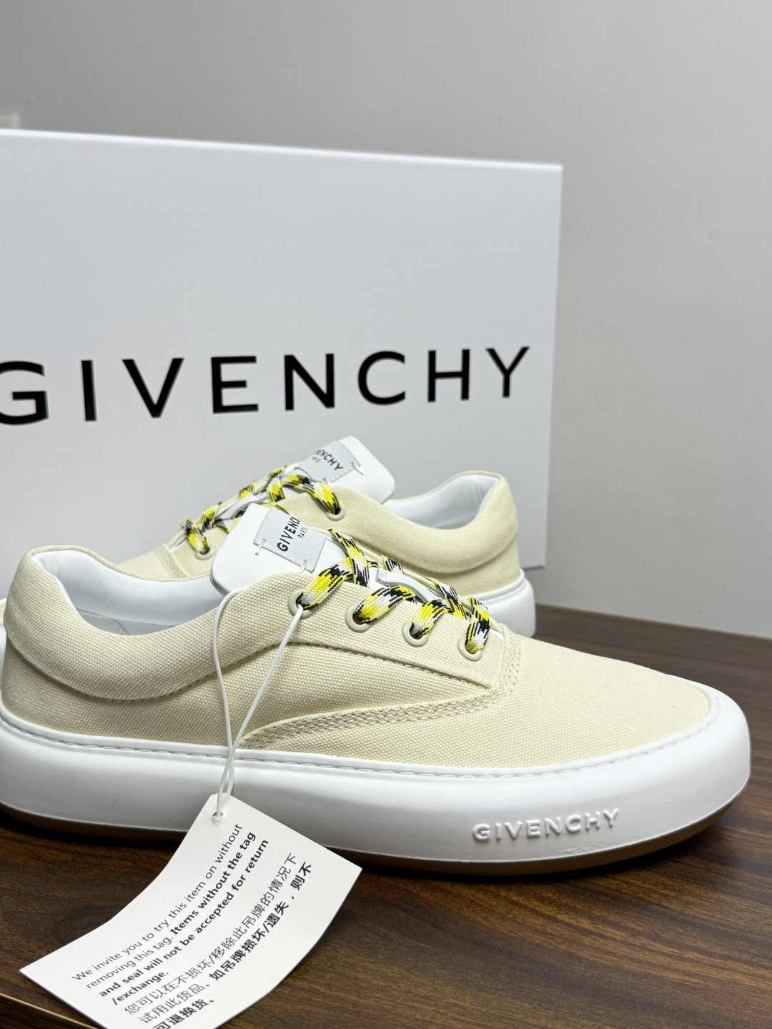 Givenchy New City 帆布板鞋,撞色格纹鞋带——黄黑、棕白、红白等格纹编织款是这双鞋的标志设计, Givenchy New City 帆布板鞋,撞色格纹鞋带——黄黑、棕白、红白等格纹编织款是这双鞋的标志设计,
