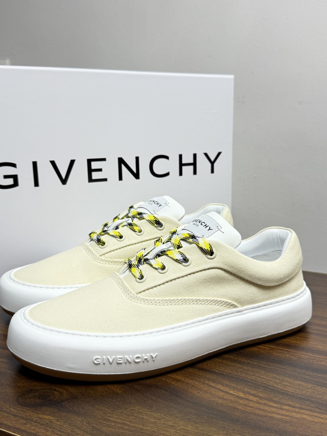 Givenchy New City 帆布板鞋,撞色格纹鞋带——黄黑、棕白、红白等格纹编织款是这双鞋的标志设计, Givenchy New City 帆布板鞋,撞色格纹鞋带——黄黑、棕白、红白等格纹编织款是这双鞋的标志设计,
