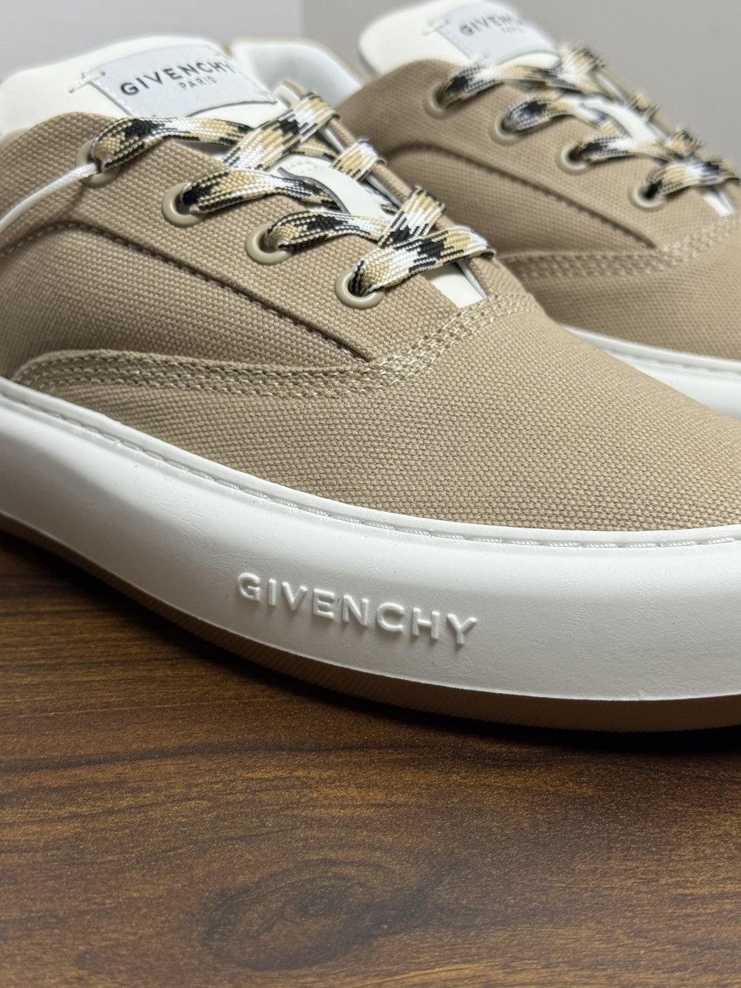 Givenchy New City 帆布板鞋,撞色格纹鞋带——黄黑、棕白、红白等格纹编织款是这双鞋的标志设计, Givenchy New City 帆布板鞋,撞色格纹鞋带——黄黑、棕白、红白等格纹编织款是这双鞋的标志设计,
