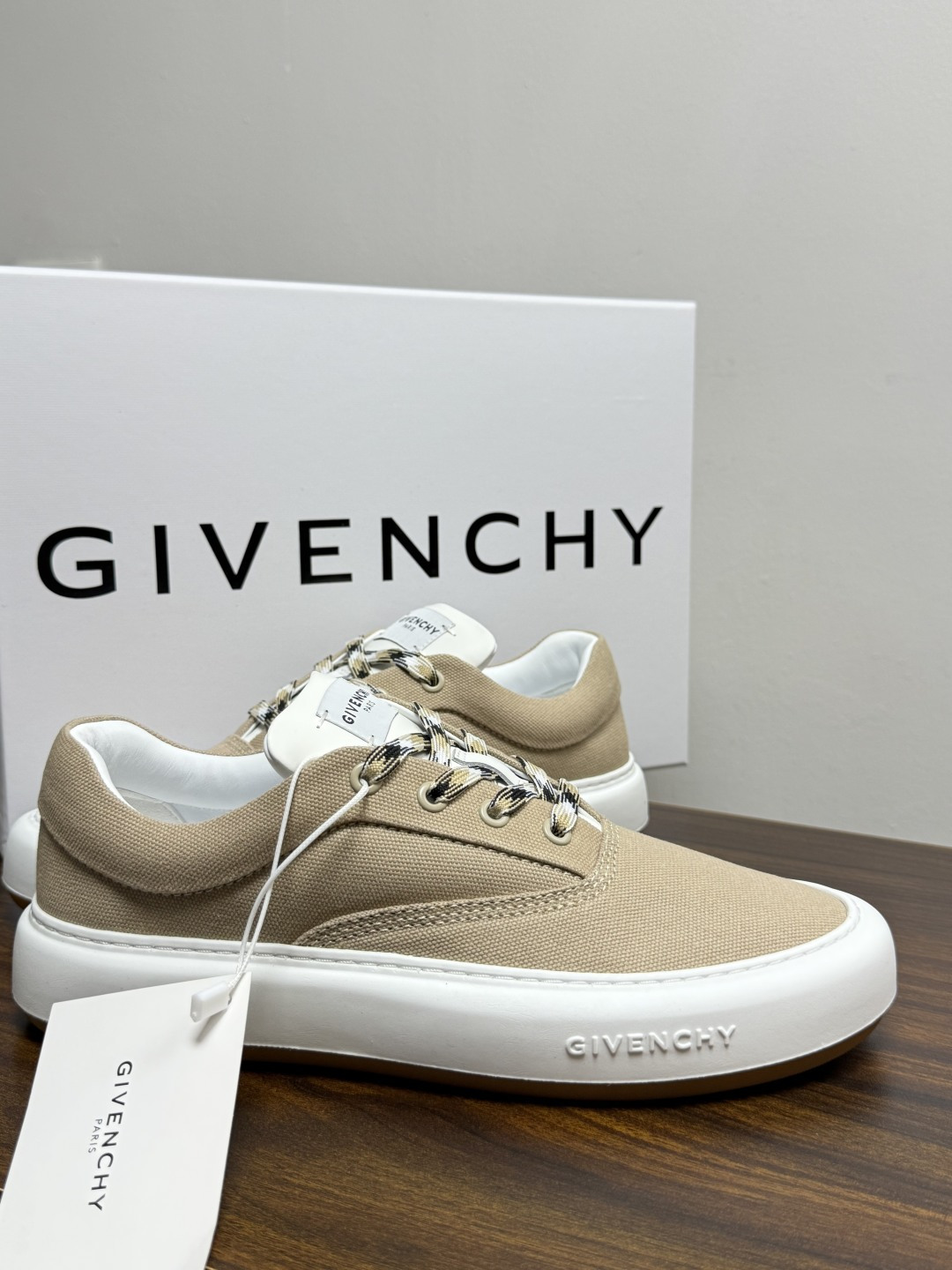 Givenchy New City 帆布板鞋,撞色格纹鞋带——黄黑、棕白、红白等格纹编织款是这双鞋的标志设计, Givenchy New City 帆布板鞋,撞色格纹鞋带——黄黑、棕白、红白等格纹编织款是这双鞋的标志设计,