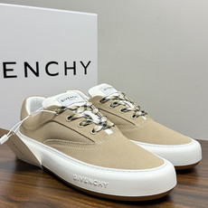 Givenchy New City 帆布板鞋,撞色格纹鞋带——黄黑、棕白、红白等格纹编织款是这双鞋的标志设计, Givenchy New City 帆布板鞋,撞色格纹鞋带——黄黑、棕白、红白等格纹编织款是这双鞋的标志设计,