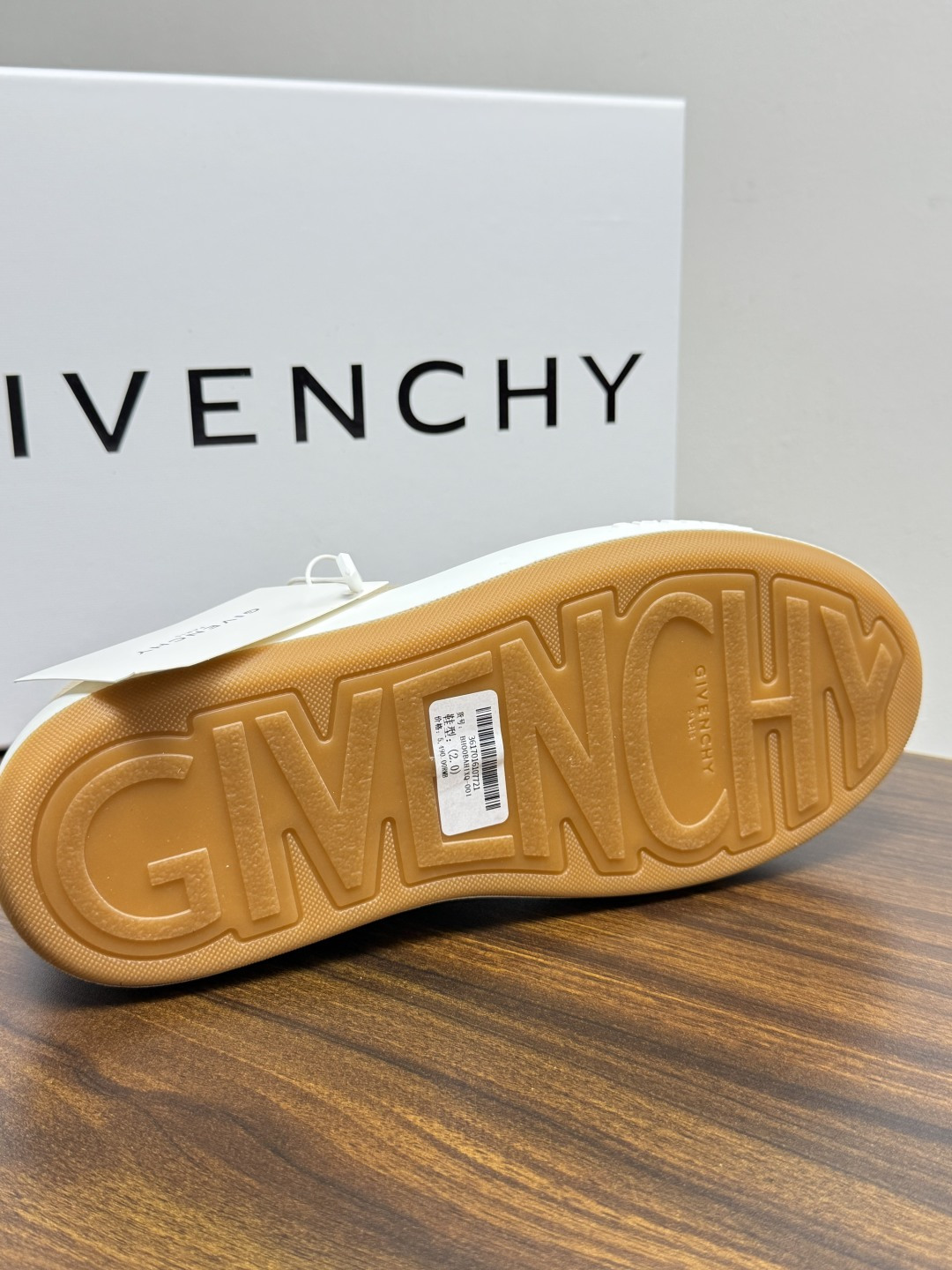 Givenchy New City 帆布板鞋,撞色格纹鞋带——黄黑、棕白、红白等格纹编织款是这双鞋的标志设计, Givenchy New City 帆布板鞋,撞色格纹鞋带——黄黑、棕白、红白等格纹编织款是这双鞋的标志设计,