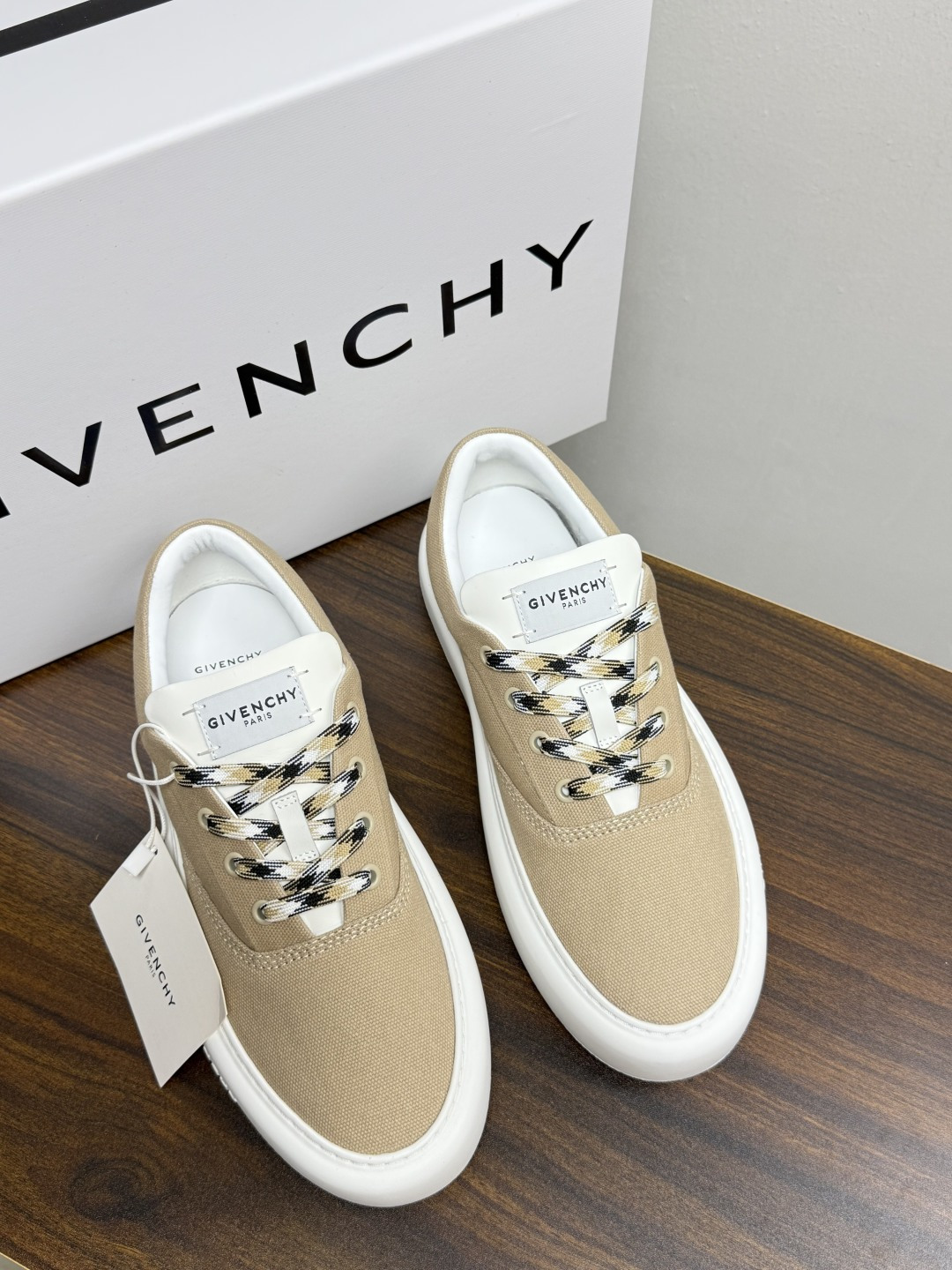 Givenchy New City 帆布板鞋,撞色格纹鞋带——黄黑、棕白、红白等格纹编织款是这双鞋的标志设计, Givenchy New City 帆布板鞋,撞色格纹鞋带——黄黑、棕白、红白等格纹编织款是这双鞋的标志设计,