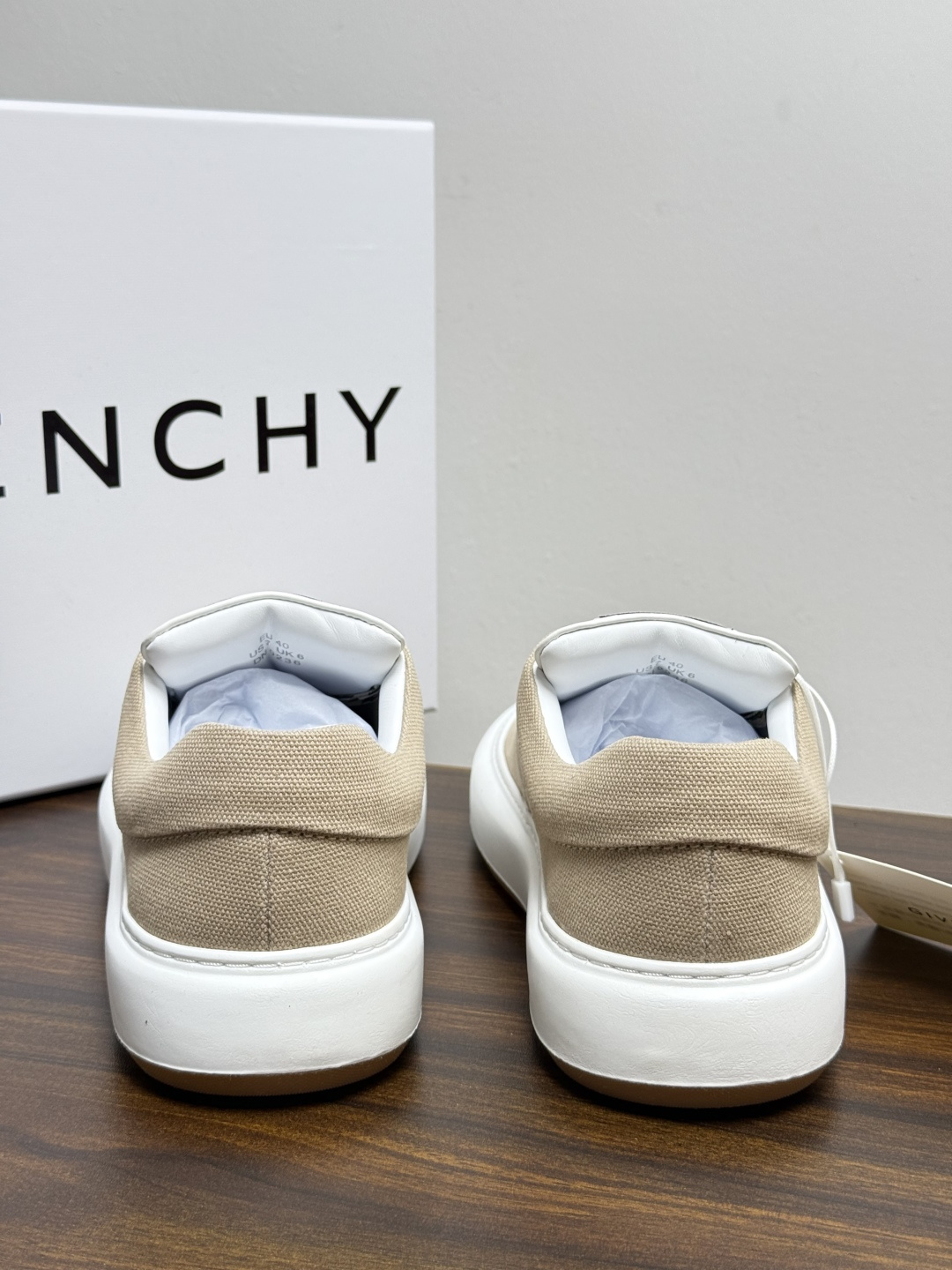 Givenchy New City 帆布板鞋,撞色格纹鞋带——黄黑、棕白、红白等格纹编织款是这双鞋的标志设计, Givenchy New City 帆布板鞋,撞色格纹鞋带——黄黑、棕白、红白等格纹编织款是这双鞋的标志设计,