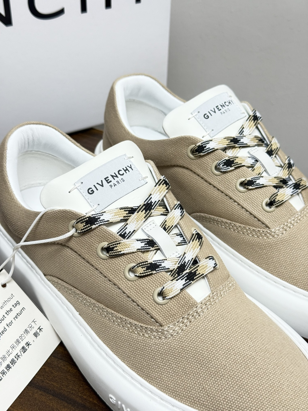 Givenchy New City 帆布板鞋,撞色格纹鞋带——黄黑、棕白、红白等格纹编织款是这双鞋的标志设计, Givenchy New City 帆布板鞋,撞色格纹鞋带——黄黑、棕白、红白等格纹编织款是这双鞋的标志设计,