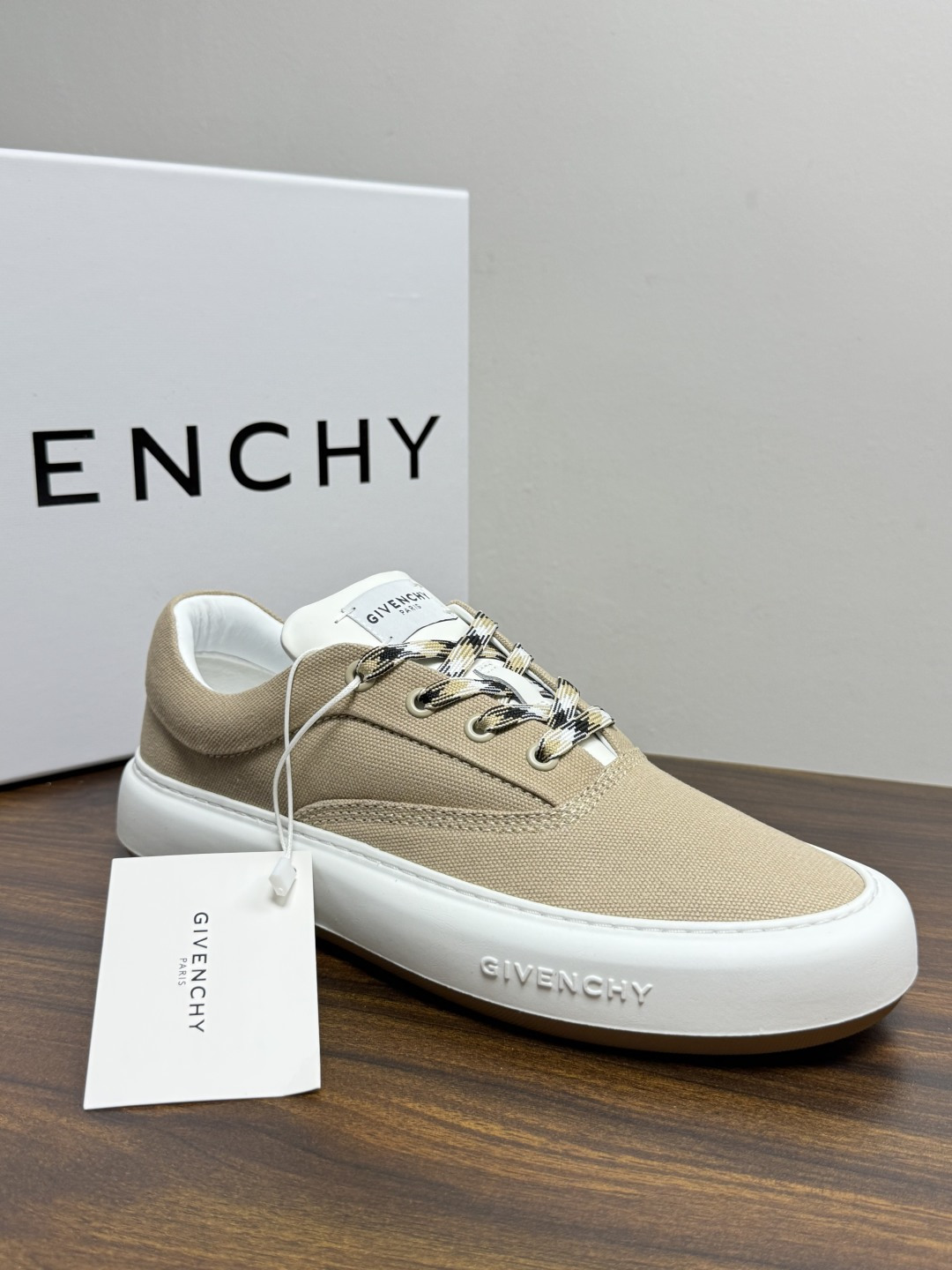 Givenchy New City 帆布板鞋,撞色格纹鞋带——黄黑、棕白、红白等格纹编织款是这双鞋的标志设计, Givenchy New City 帆布板鞋,撞色格纹鞋带——黄黑、棕白、红白等格纹编织款是这双鞋的标志设计,