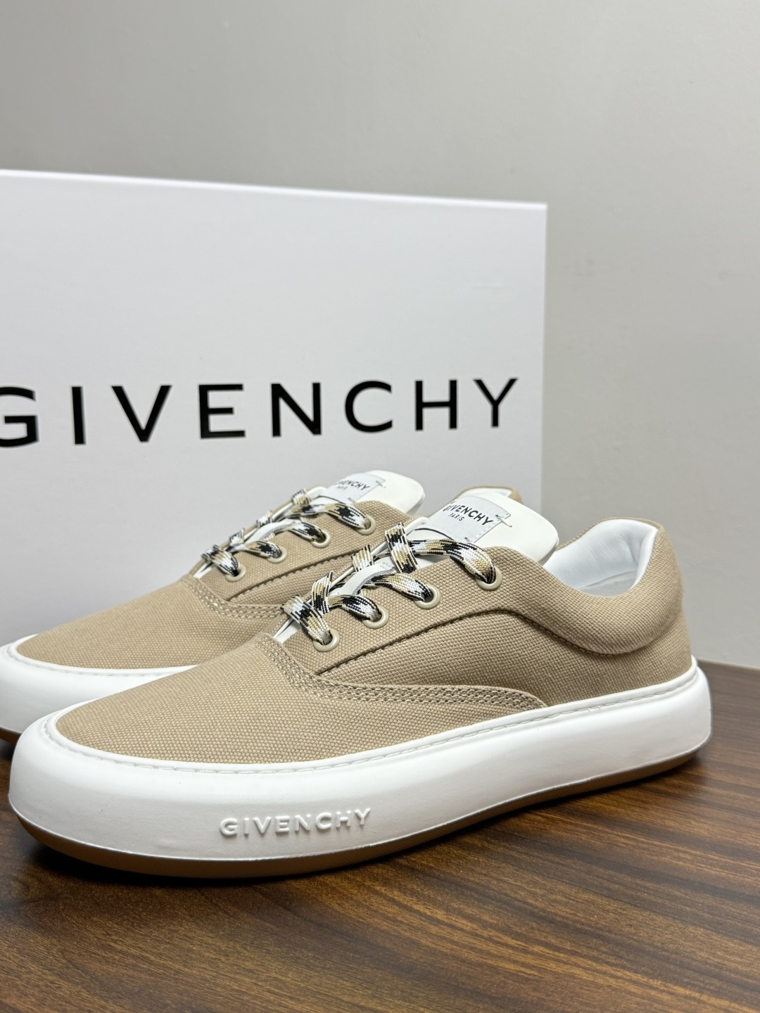 Givenchy New City 帆布板鞋,撞色格纹鞋带——黄黑、棕白、红白等格纹编织款是这双鞋的标志设计, Givenchy New City 帆布板鞋,撞色格纹鞋带——黄黑、棕白、红白等格纹编织款是这双鞋的标志设计,