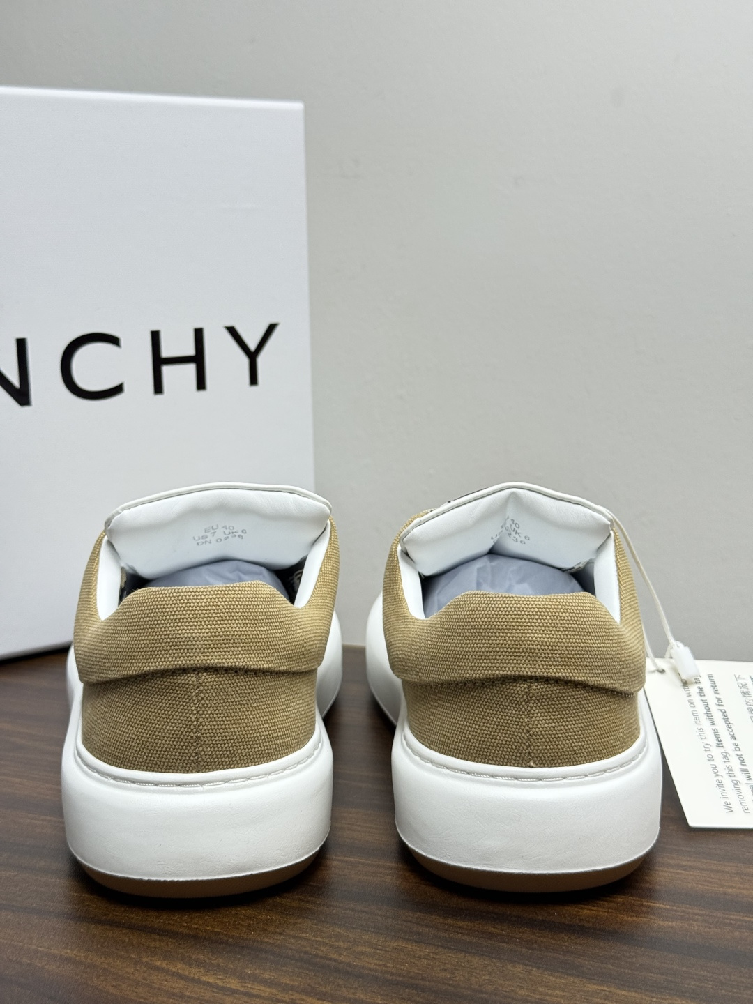 Givenchy New City 帆布板鞋,撞色格纹鞋带——黄黑、棕白、红白等格纹编织款是这双鞋的标志设计, Givenchy New City 帆布板鞋,撞色格纹鞋带——黄黑、棕白、红白等格纹编织款是这双鞋的标志设计,