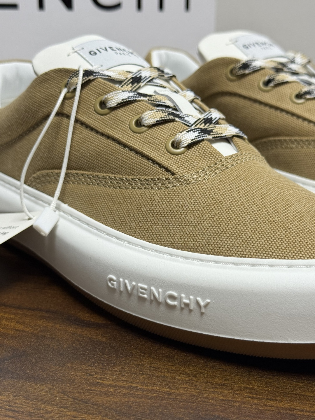 Givenchy New City 帆布板鞋,撞色格纹鞋带——黄黑、棕白、红白等格纹编织款是这双鞋的标志设计, Givenchy New City 帆布板鞋,撞色格纹鞋带——黄黑、棕白、红白等格纹编织款是这双鞋的标志设计,