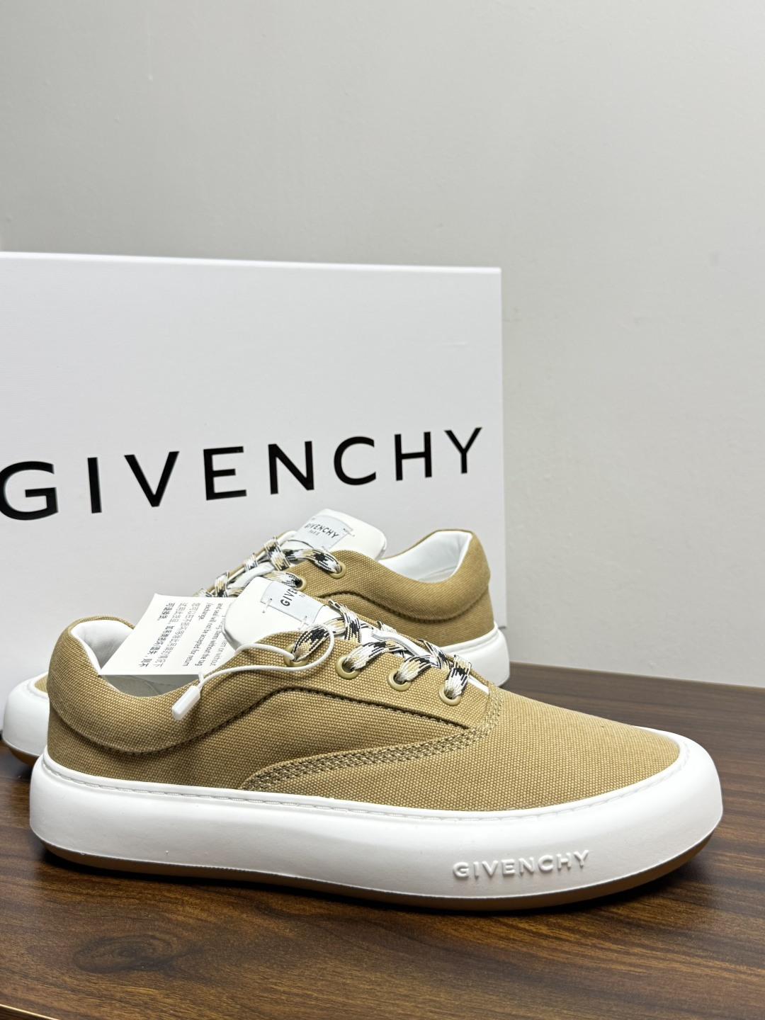 Givenchy New City 帆布板鞋,撞色格纹鞋带——黄黑、棕白、红白等格纹编织款是这双鞋的标志设计, Givenchy New City 帆布板鞋,撞色格纹鞋带——黄黑、棕白、红白等格纹编织款是这双鞋的标志设计,