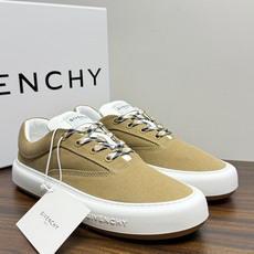 Givenchy New City 帆布板鞋,撞色格纹鞋带——黄黑、棕白、红白等格纹编织款是这双鞋的标志设计, Givenchy New City 帆布板鞋,撞色格纹鞋带——黄黑、棕白、红白等格纹编织款是这双鞋的标志设计,