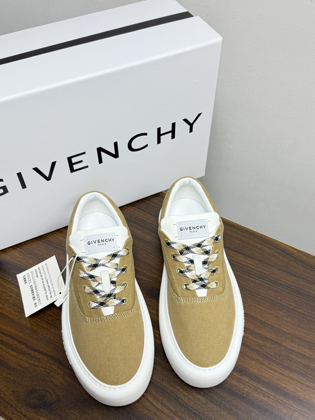 Givenchy New City 帆布板鞋,撞色格纹鞋带——黄黑、棕白、红白等格纹编织款是这双鞋的标志设计, Givenchy New City 帆布板鞋,撞色格纹鞋带——黄黑、棕白、红白等格纹编织款是这双鞋的标志设计,