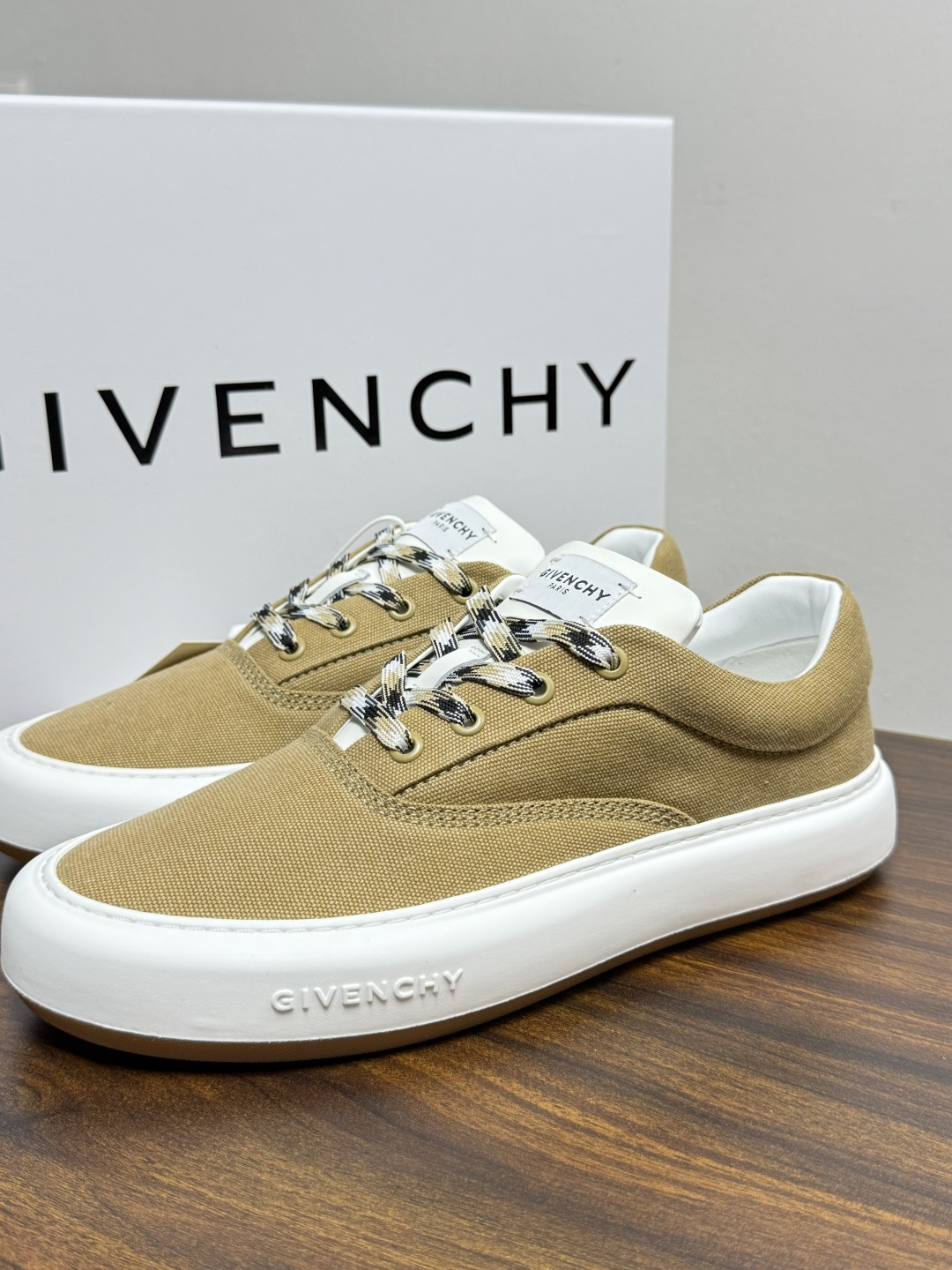 Givenchy New City 帆布板鞋,撞色格纹鞋带——黄黑、棕白、红白等格纹编织款是这双鞋的标志设计, Givenchy New City 帆布板鞋,撞色格纹鞋带——黄黑、棕白、红白等格纹编织款是这双鞋的标志设计,