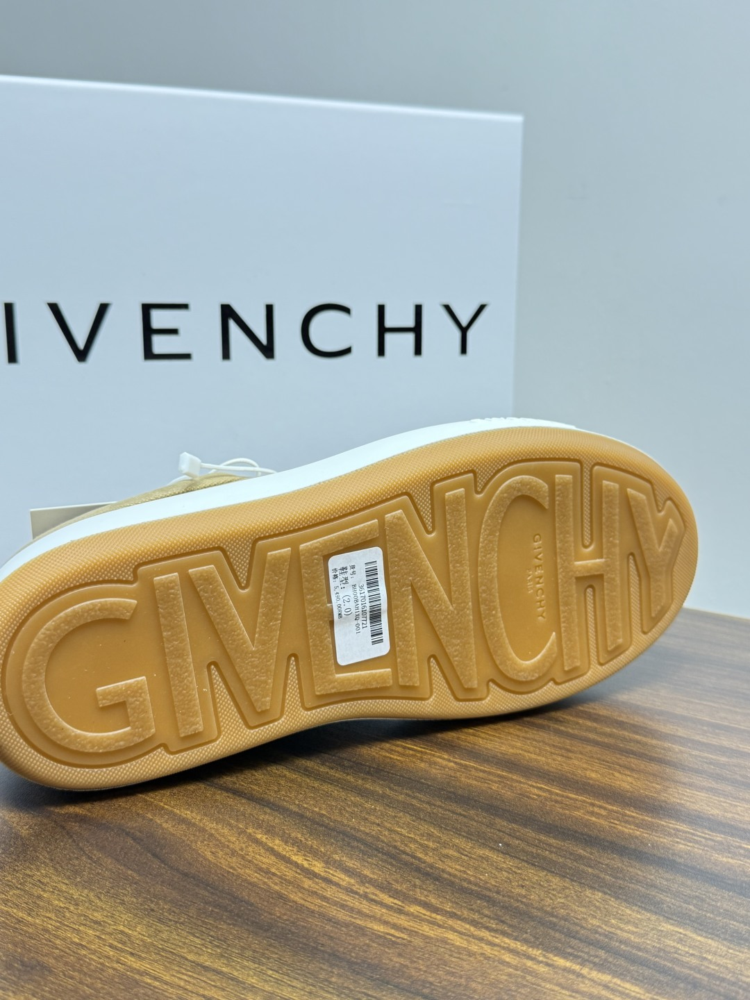 Givenchy New City 帆布板鞋,撞色格纹鞋带——黄黑、棕白、红白等格纹编织款是这双鞋的标志设计, Givenchy New City 帆布板鞋,撞色格纹鞋带——黄黑、棕白、红白等格纹编织款是这双鞋的标志设计,