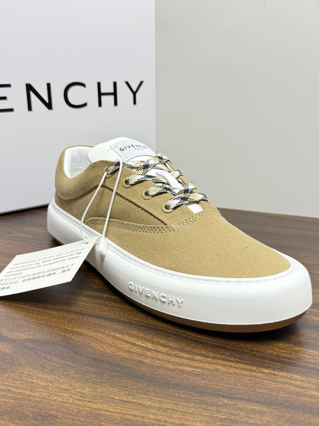 Givenchy New City 帆布板鞋,撞色格纹鞋带——黄黑、棕白、红白等格纹编织款是这双鞋的标志设计, Givenchy New City 帆布板鞋,撞色格纹鞋带——黄黑、棕白、红白等格纹编织款是这双鞋的标志设计,