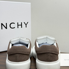 Givenchy New City 帆布板鞋,撞色格纹鞋带——黄黑、棕白、红白等格纹编织款是这双鞋的标志设计, Givenchy New City 帆布板鞋,撞色格纹鞋带——黄黑、棕白、红白等格纹编织款是这双鞋的标志设计,