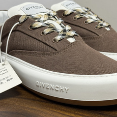 Givenchy New City 帆布板鞋,撞色格纹鞋带——黄黑、棕白、红白等格纹编织款是这双鞋的标志设计, Givenchy New City 帆布板鞋,撞色格纹鞋带——黄黑、棕白、红白等格纹编织款是这双鞋的标志设计,