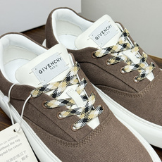 Givenchy New City 帆布板鞋,撞色格纹鞋带——黄黑、棕白、红白等格纹编织款是这双鞋的标志设计, Givenchy New City 帆布板鞋,撞色格纹鞋带——黄黑、棕白、红白等格纹编织款是这双鞋的标志设计,