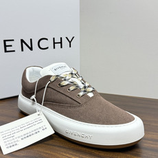 Givenchy New City 帆布板鞋,撞色格纹鞋带——黄黑、棕白、红白等格纹编织款是这双鞋的标志设计, Givenchy New City 帆布板鞋,撞色格纹鞋带——黄黑、棕白、红白等格纹编织款是这双鞋的标志设计,