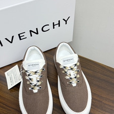 Givenchy New City 帆布板鞋,撞色格纹鞋带——黄黑、棕白、红白等格纹编织款是这双鞋的标志设计, Givenchy New City 帆布板鞋,撞色格纹鞋带——黄黑、棕白、红白等格纹编织款是这双鞋的标志设计,