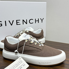 Givenchy New City 帆布板鞋,撞色格纹鞋带——黄黑、棕白、红白等格纹编织款是这双鞋的标志设计, Givenchy New City 帆布板鞋,撞色格纹鞋带——黄黑、棕白、红白等格纹编织款是这双鞋的标志设计,