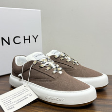 Givenchy New City 帆布板鞋,撞色格纹鞋带——黄黑、棕白、红白等格纹编织款是这双鞋的标志设计, Givenchy New City 帆布板鞋,撞色格纹鞋带——黄黑、棕白、红白等格纹编织款是这双鞋的标志设计,
