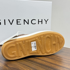 Givenchy New City 帆布板鞋,撞色格纹鞋带——黄黑、棕白、红白等格纹编织款是这双鞋的标志设计, Givenchy New City 帆布板鞋,撞色格纹鞋带——黄黑、棕白、红白等格纹编织款是这双鞋的标志设计,