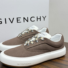Givenchy New City 帆布板鞋,撞色格纹鞋带——黄黑、棕白、红白等格纹编织款是这双鞋的标志设计, Givenchy New City 帆布板鞋,撞色格纹鞋带——黄黑、棕白、红白等格纹编织款是这双鞋的标志设计,