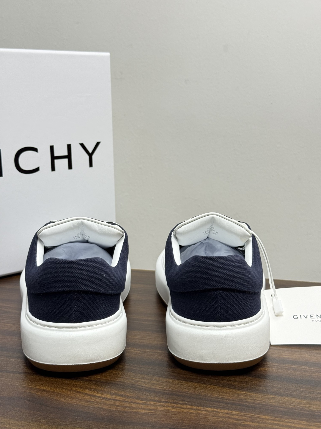 Givenchy New City 帆布板鞋,撞色格纹鞋带——黄黑、棕白、红白等格纹编织款是这双鞋的标志设计, Givenchy New City 帆布板鞋,撞色格纹鞋带——黄黑、棕白、红白等格纹编织款是这双鞋的标志设计,