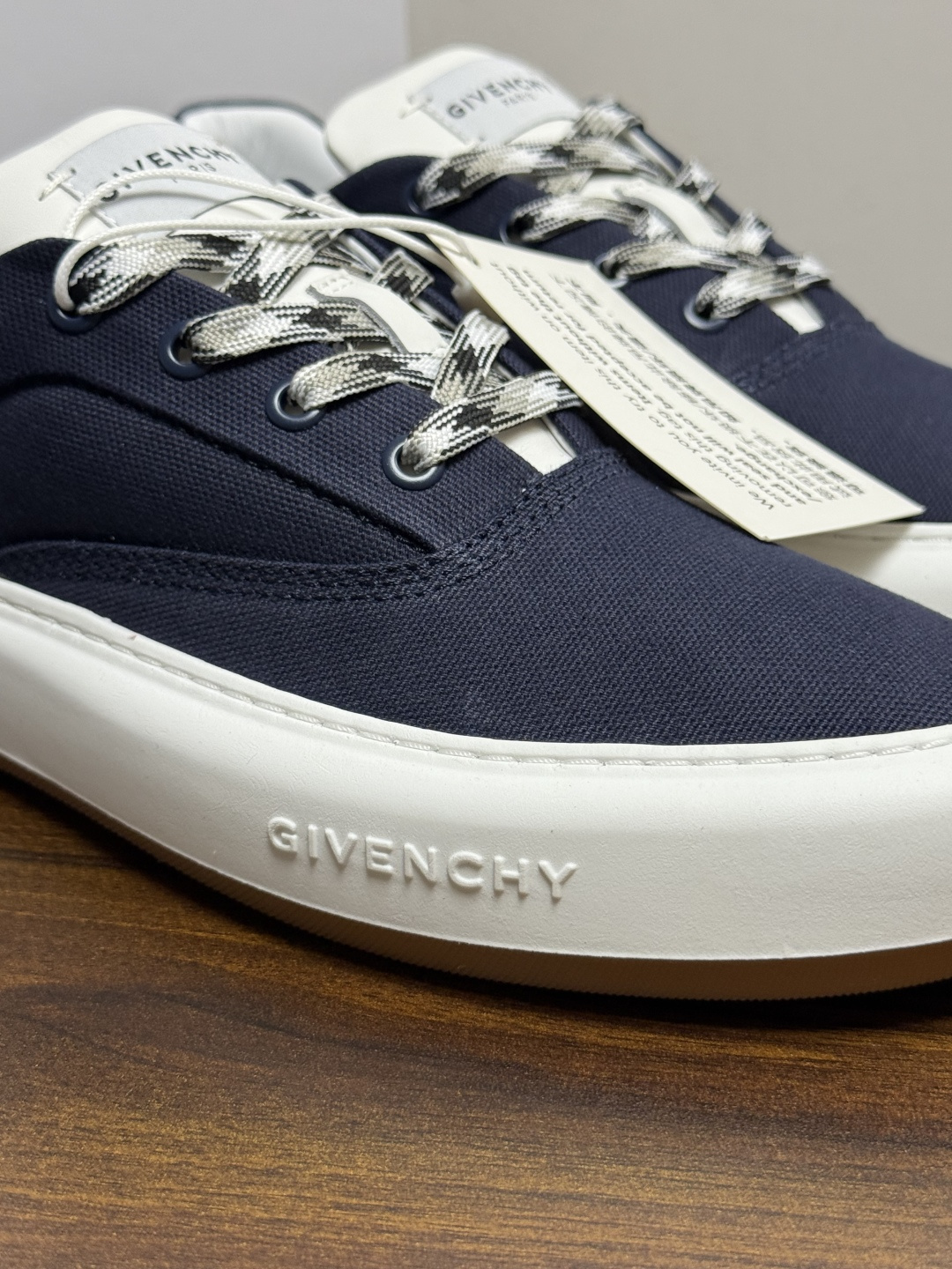Givenchy New City 帆布板鞋,撞色格纹鞋带——黄黑、棕白、红白等格纹编织款是这双鞋的标志设计, Givenchy New City 帆布板鞋,撞色格纹鞋带——黄黑、棕白、红白等格纹编织款是这双鞋的标志设计,