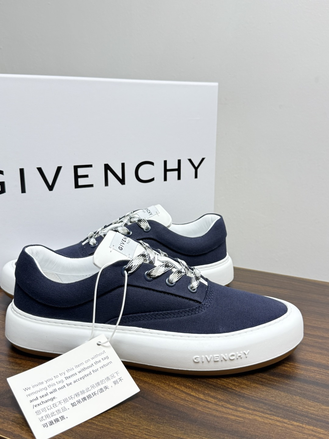 Givenchy New City 帆布板鞋,撞色格纹鞋带——黄黑、棕白、红白等格纹编织款是这双鞋的标志设计, Givenchy New City 帆布板鞋,撞色格纹鞋带——黄黑、棕白、红白等格纹编织款是这双鞋的标志设计,