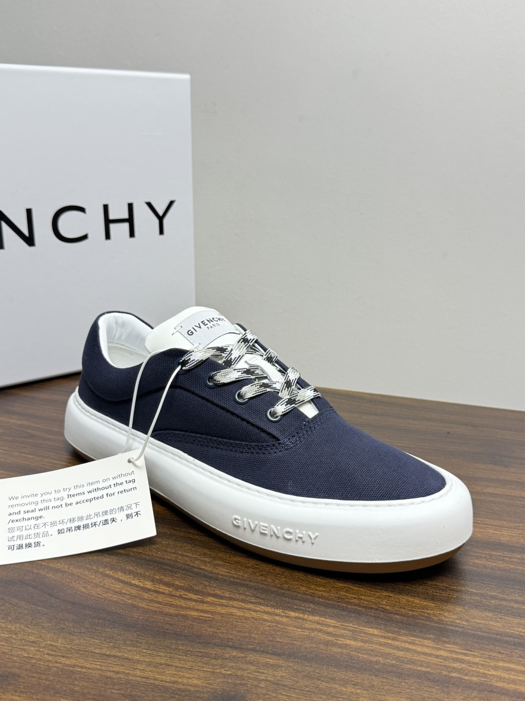 Givenchy New City 帆布板鞋,撞色格纹鞋带——黄黑、棕白、红白等格纹编织款是这双鞋的标志设计, Givenchy New City 帆布板鞋,撞色格纹鞋带——黄黑、棕白、红白等格纹编织款是这双鞋的标志设计,