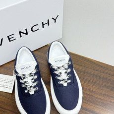 Givenchy New City 帆布板鞋,撞色格纹鞋带——黄黑、棕白、红白等格纹编织款是这双鞋的标志设计, Givenchy New City 帆布板鞋,撞色格纹鞋带——黄黑、棕白、红白等格纹编织款是这双鞋的标志设计,